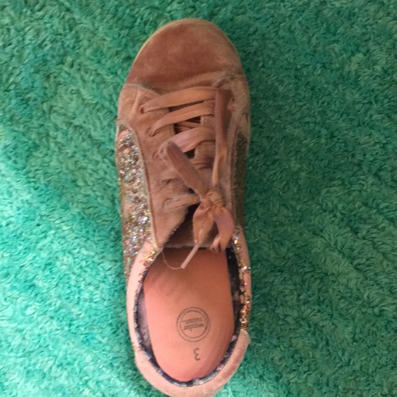 Shoes - Picture 4 of 4